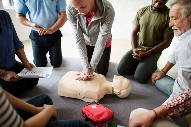 Grupo de personas diversas en la clase de entrenamiento cpr
