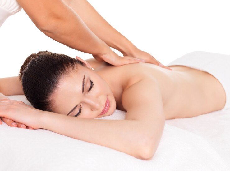 Mujer con masaje de cuerpo en el salón de spa. concepto de tratamiento de belleza.