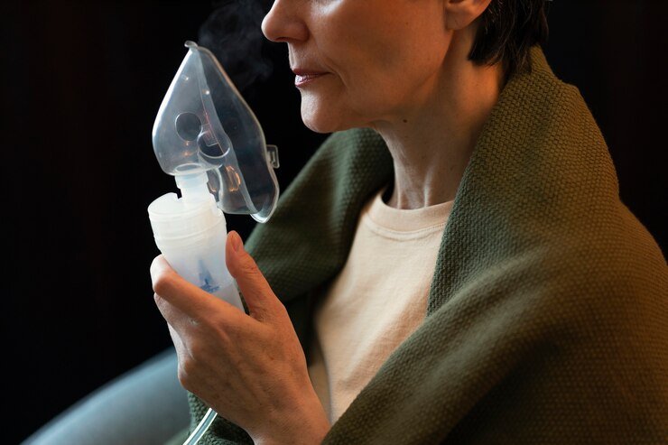Vista lateral mujer usando nebulizador