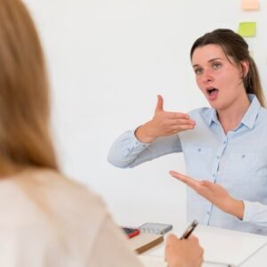 Mujer enseñando el lenguaje de señas a otra persona