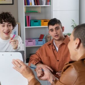 personas trabajando juntas en el escritorio