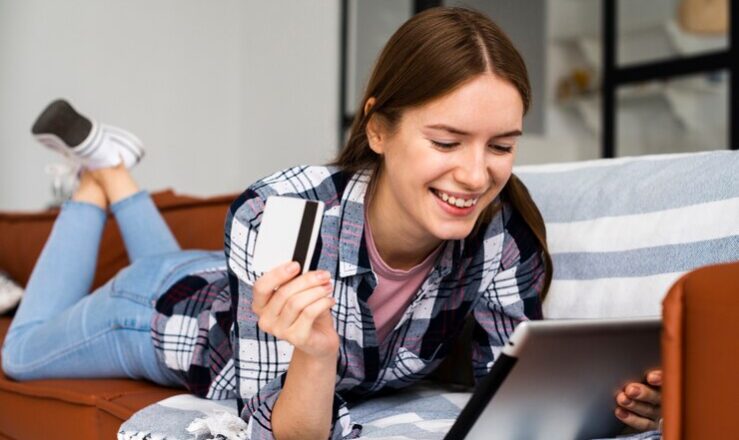 mujer-mirando-su-tableta-sosteniendo-tarjeta-credito_23-2148316735